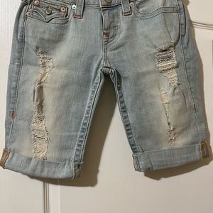 True Religion women’s size 28/6 knee length shorts